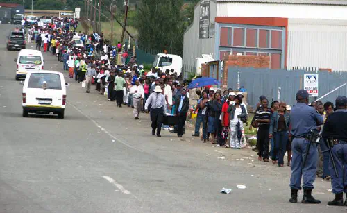 Zimbabweans queing up at Home Affairs