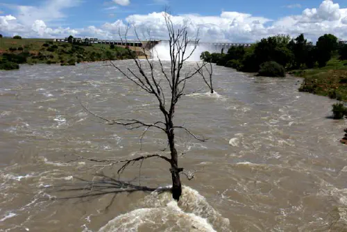 Vaal Dam in flood