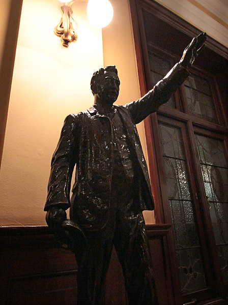 statue