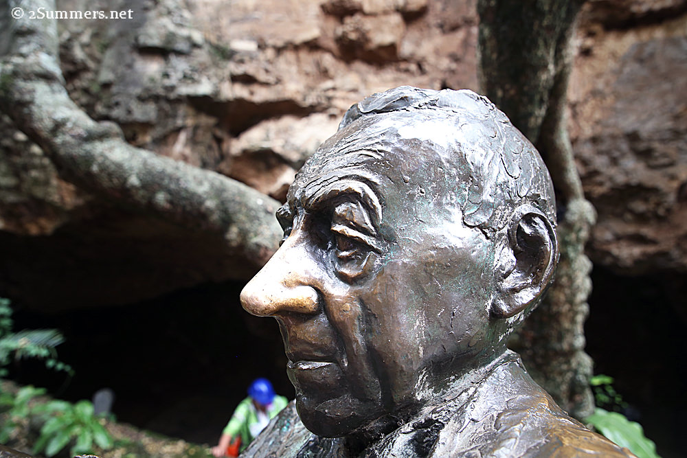 Robert Broom statue
