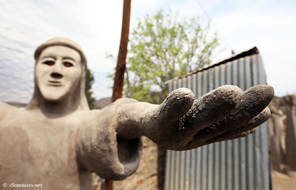 Strange-statues2