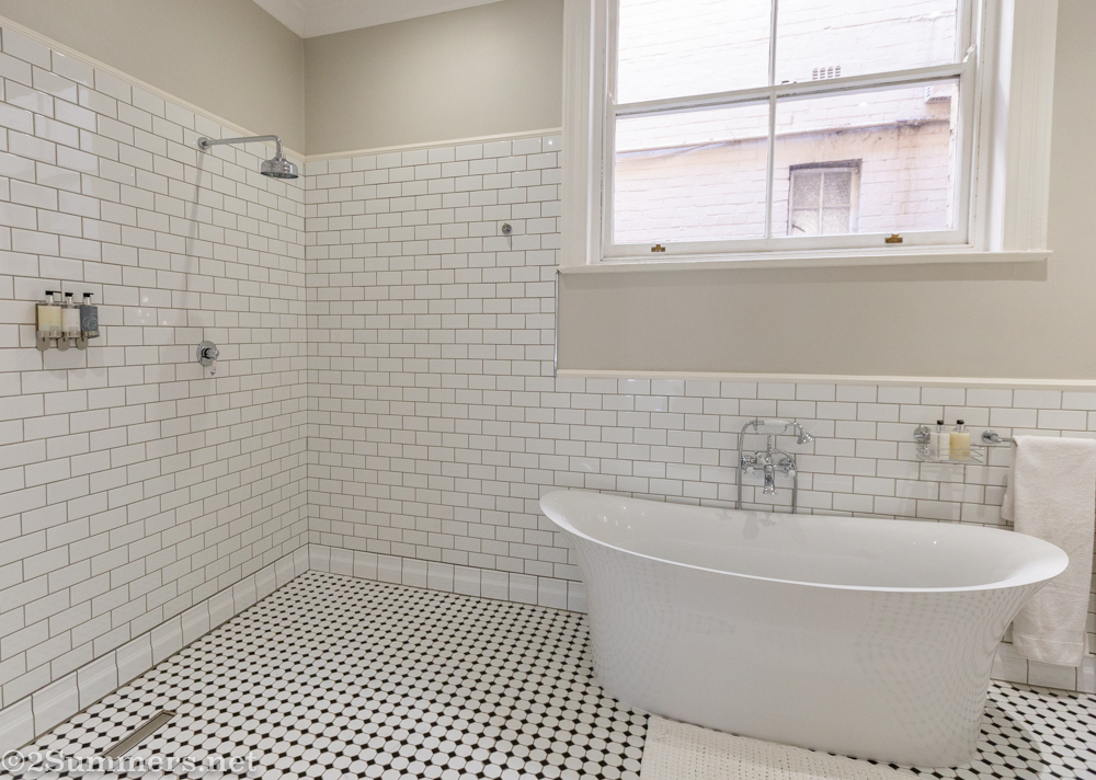 Suite bathroom