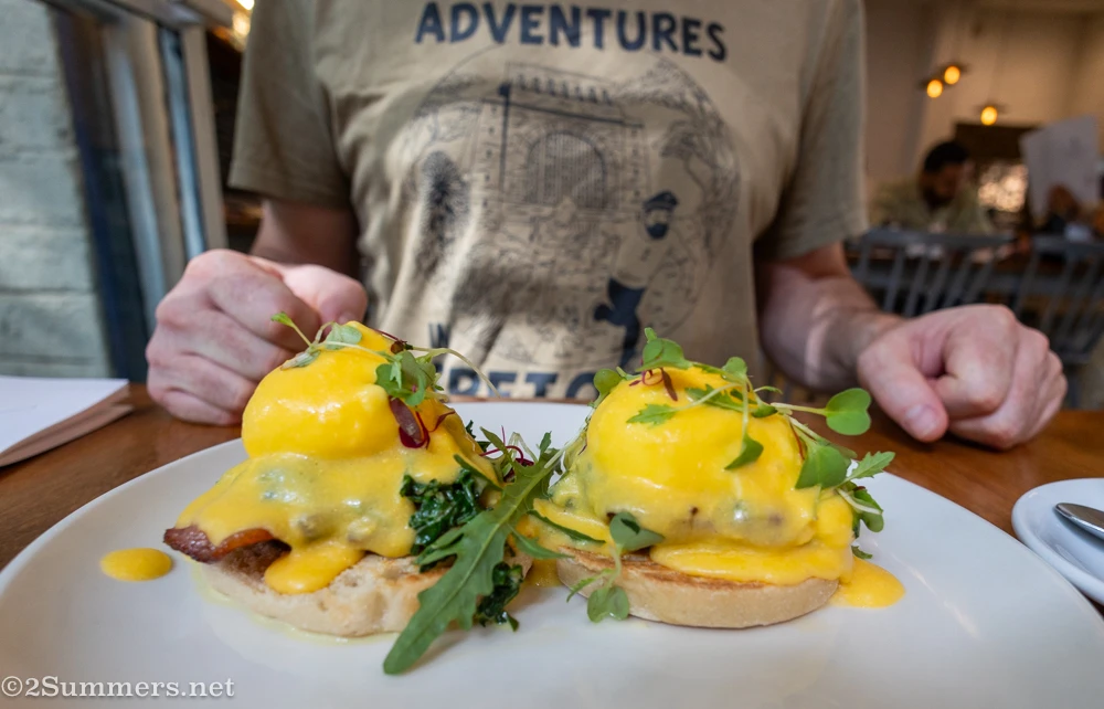 Eggs benedict